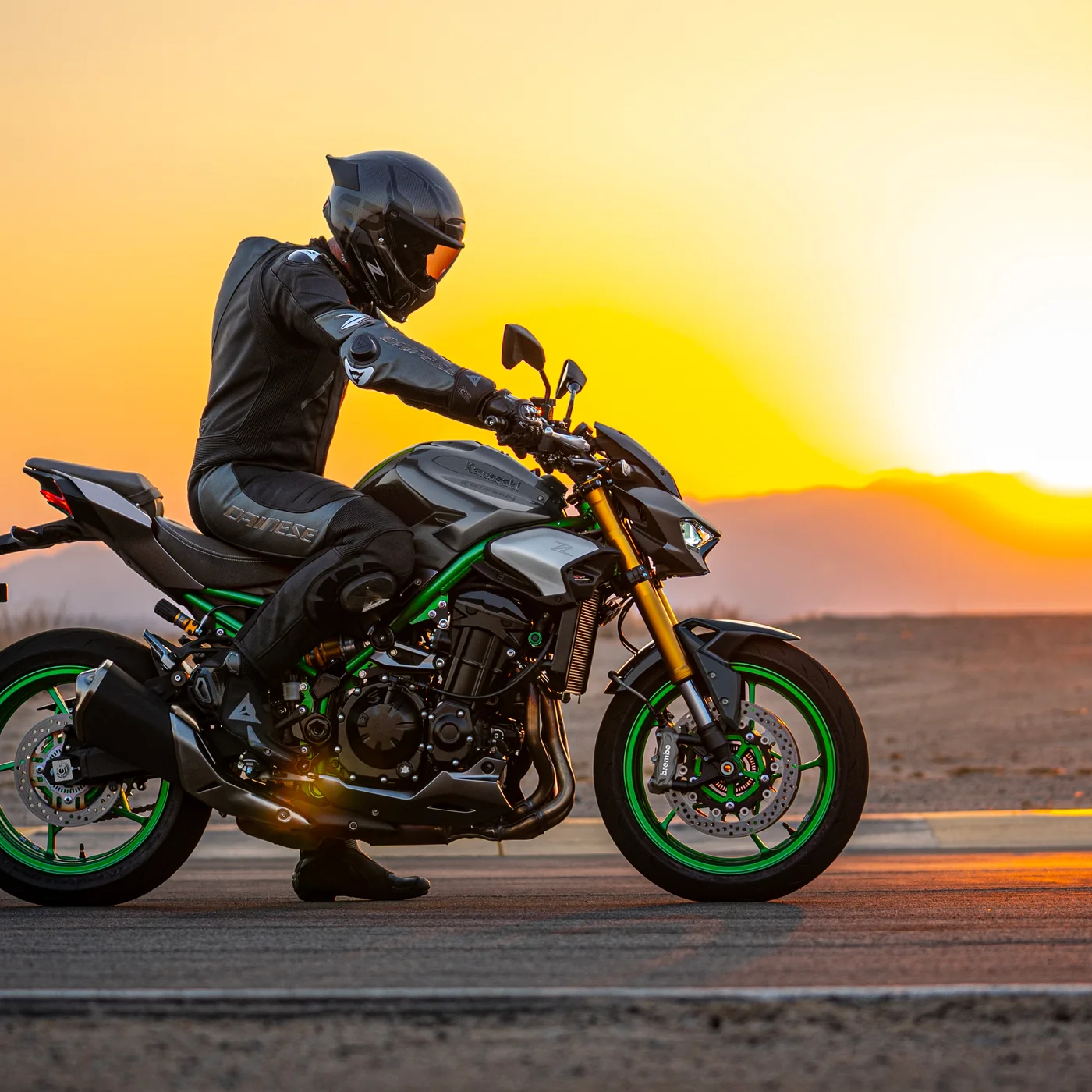 Motorrijder op een Kawasaki Z 900 bij zonsondergang