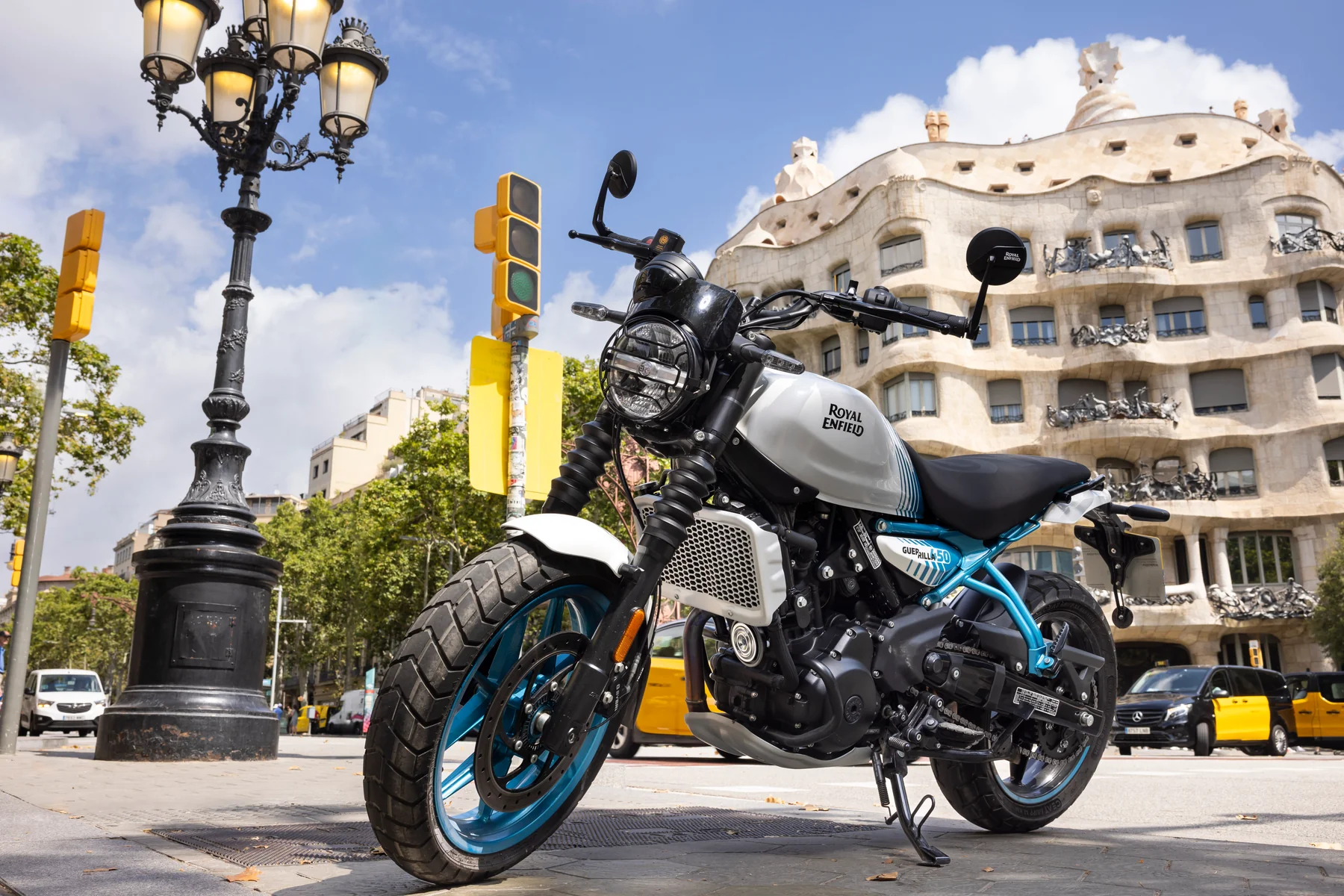 Royal Enfield Guerrilla 450 in de stad