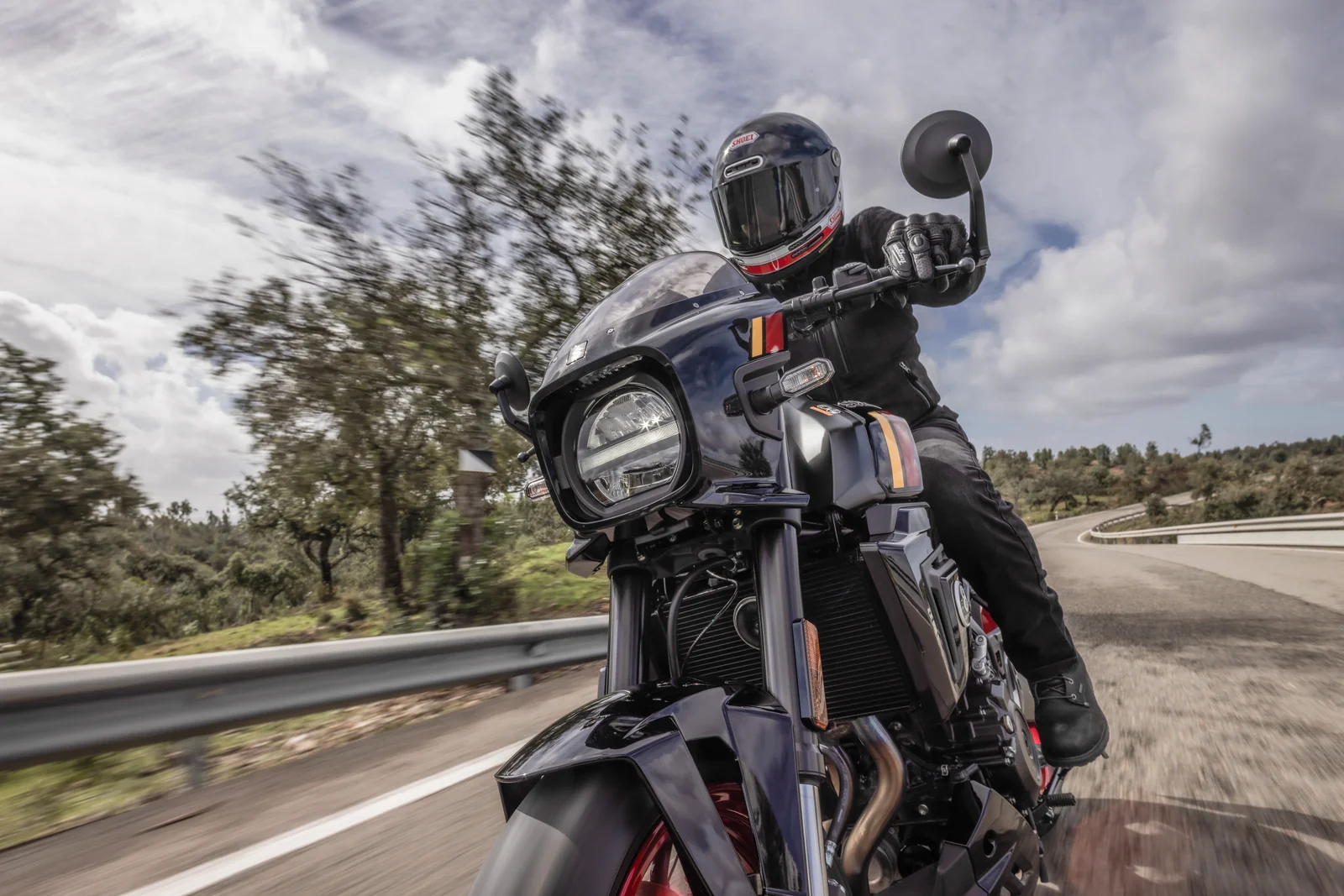 Rijder op een Suzuki GSX-8TT, een moderne retro motorfiets