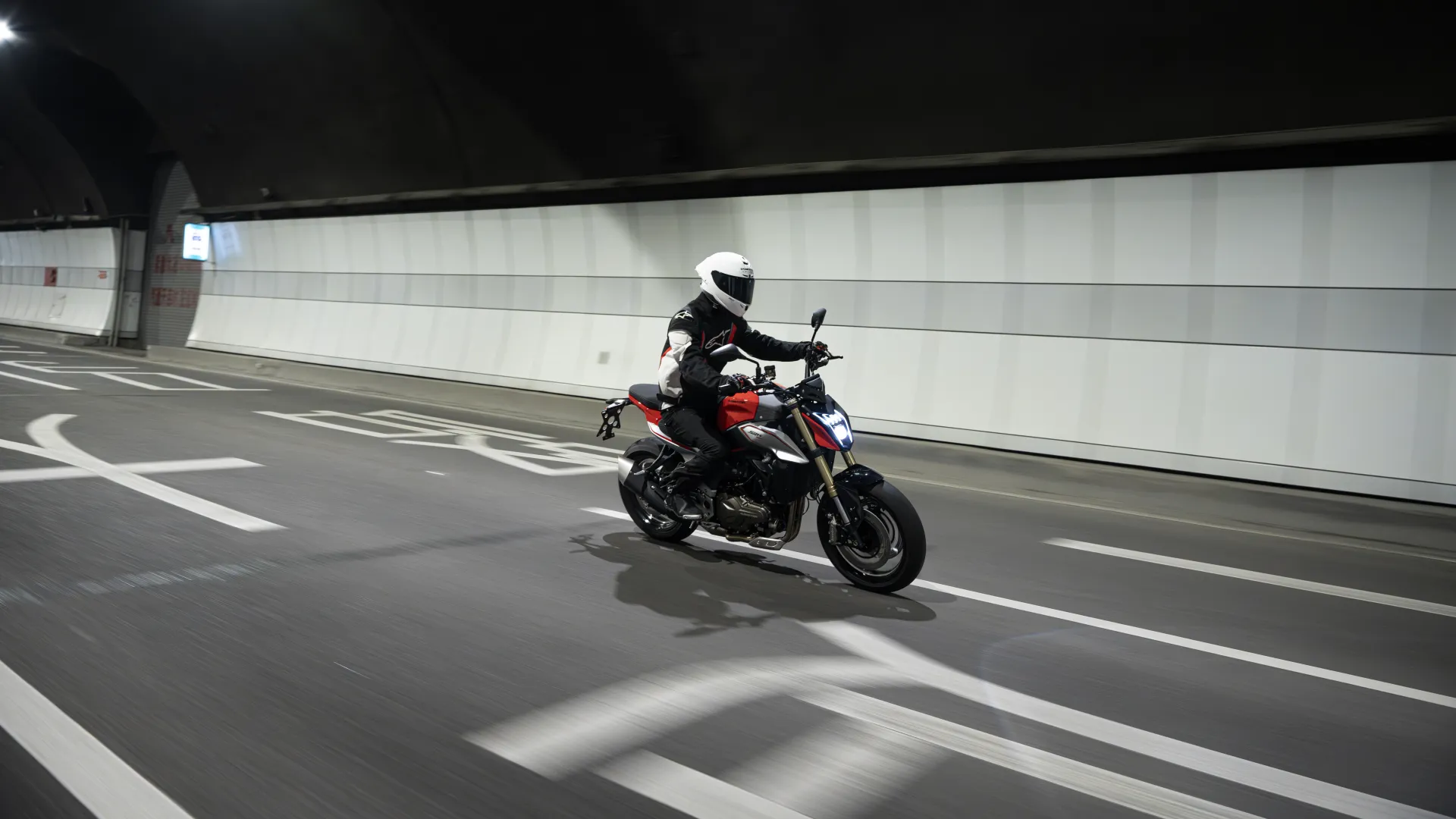 Motorrijder op de weg